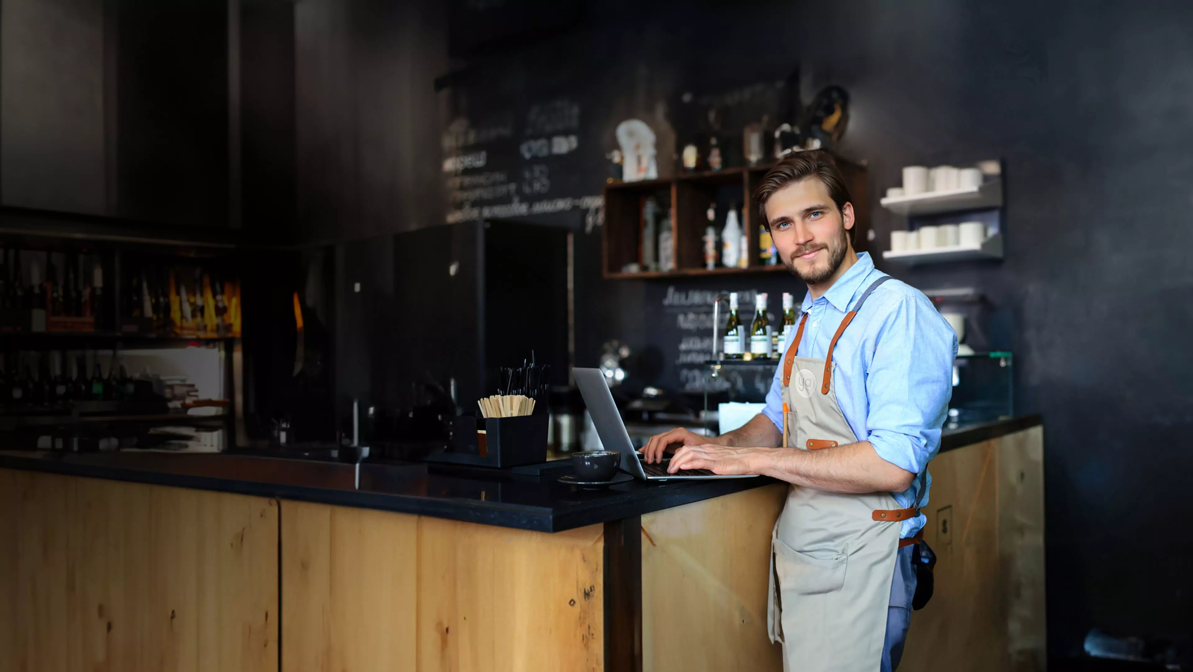 Profesionista revisa la Ya Web en su equipo de cómputo desde su cafetería